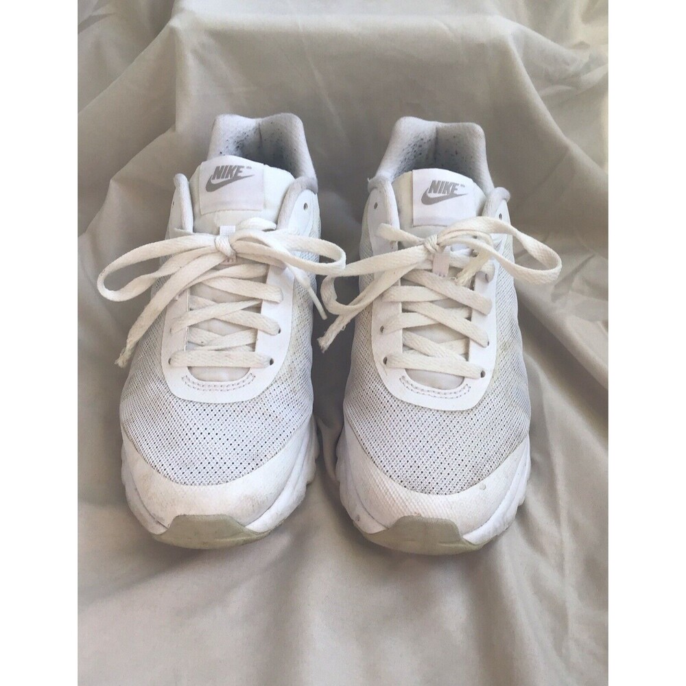 Nike Air Max Invigor Womens 9.5 White Metallic Silver Running Shoes Sneakers